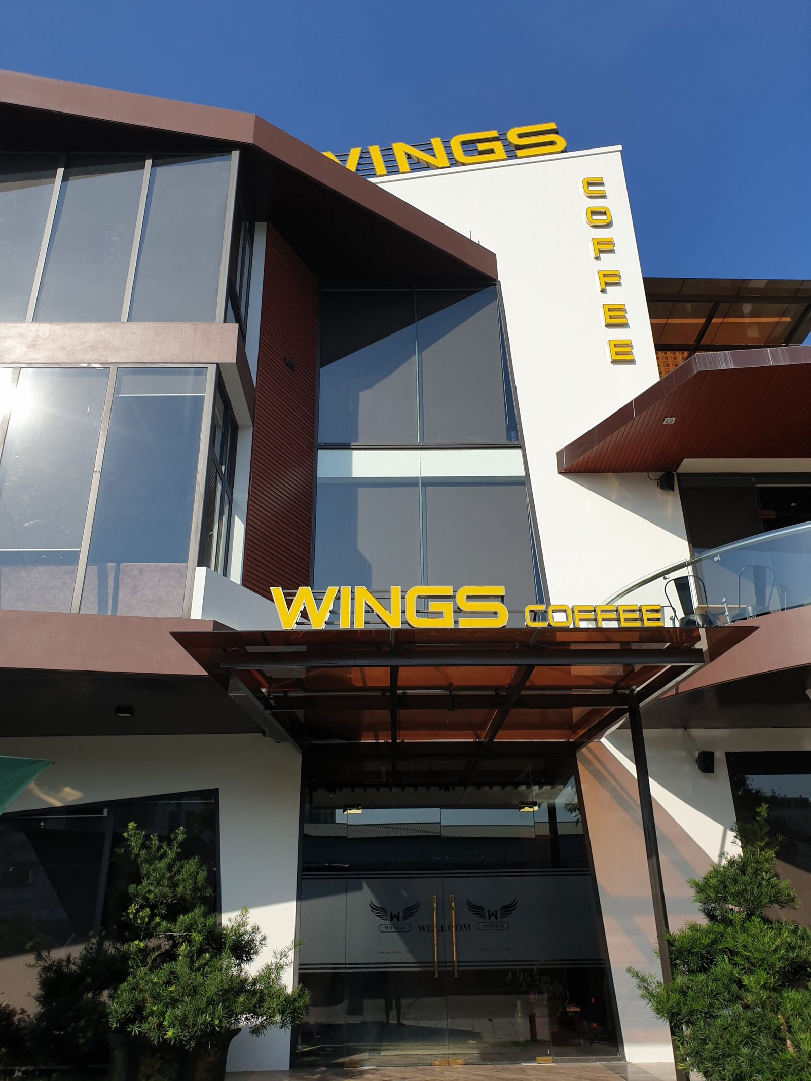 Wings Coffee Da Chon Ban Ghe May Nhua Tai Ban Ghe Xanh